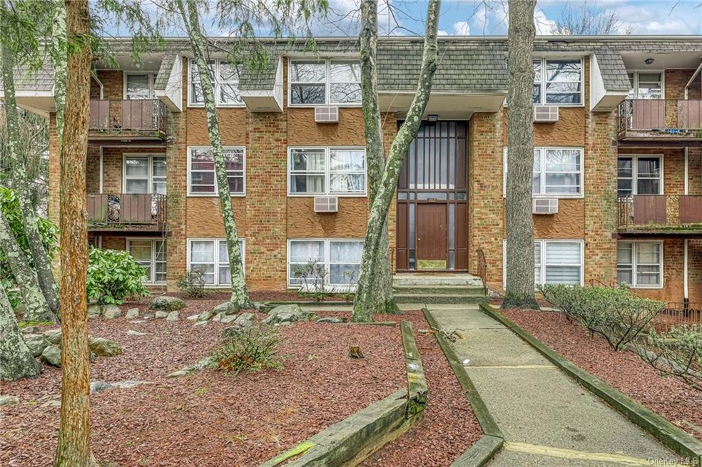 182 Kearsing Pkwy unit D, Monsey, NY 10952 - photo 1