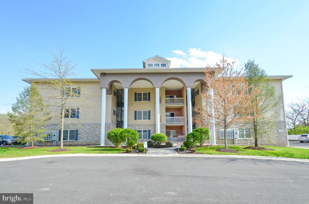 252 N Walnut St unit 303, Bath, PA 18014 - photo 1