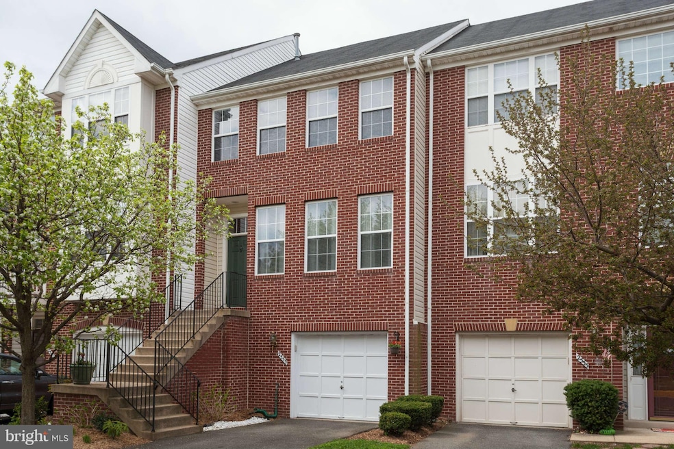 2553 James Madison Cir, Herndon, VA 20171 - photo 1