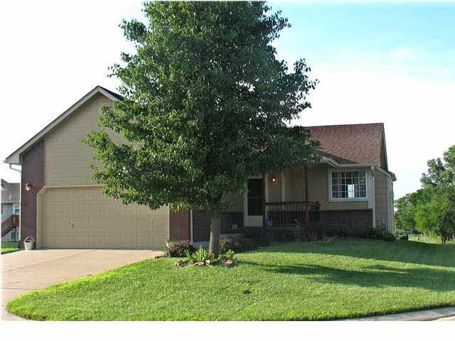 EXCELLENT CURB APPEAL - Meticulous Landscaping!