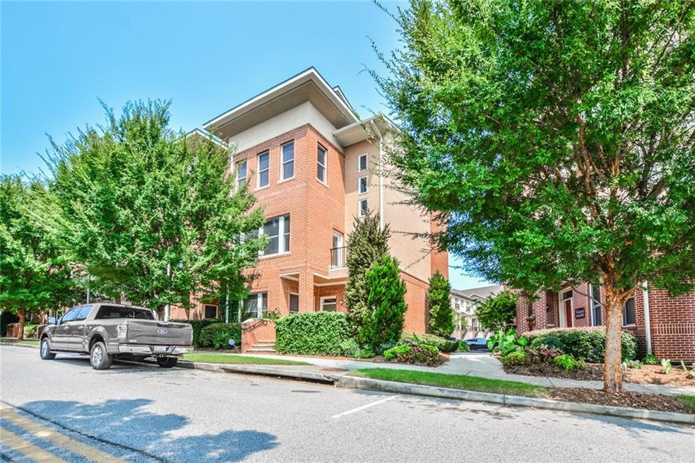 Spacious 4br/3.5ba End Unit Townhome in Prime Lind