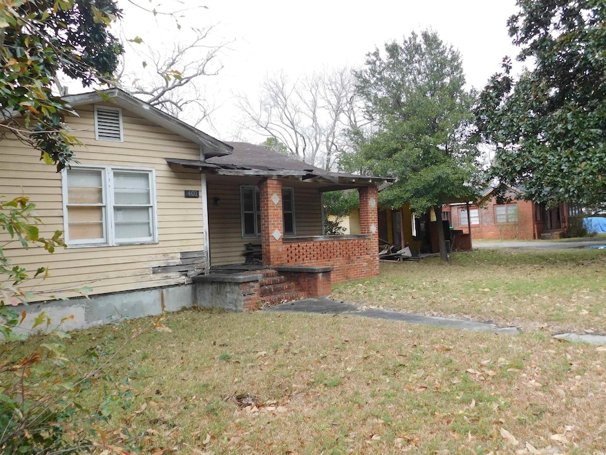 View of front of home featuring a front yard and a