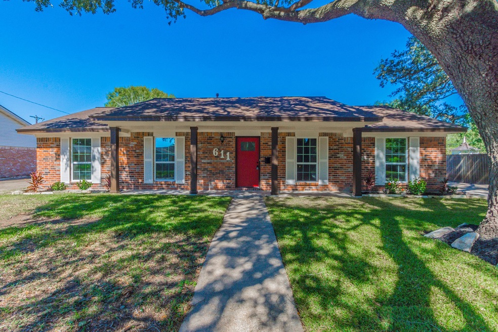 611 Briarwilde Ct, Alvin, TX 77511 - photo 1