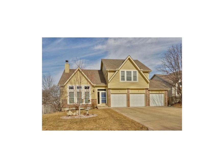 Great Curb Appeal and 3 Car Garage!!