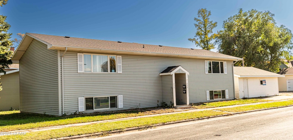 622 3rd Ave NW, East Grand Forks, MN 56721 - photo 1