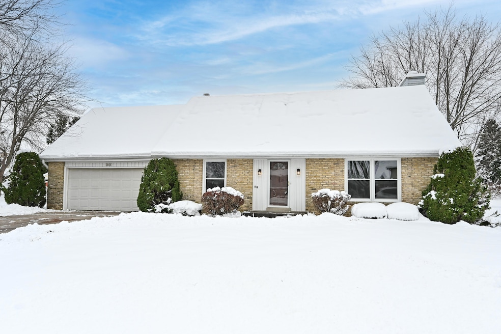 15199 W Fenway Ct, New Berlin, WI 53151 - photo 1