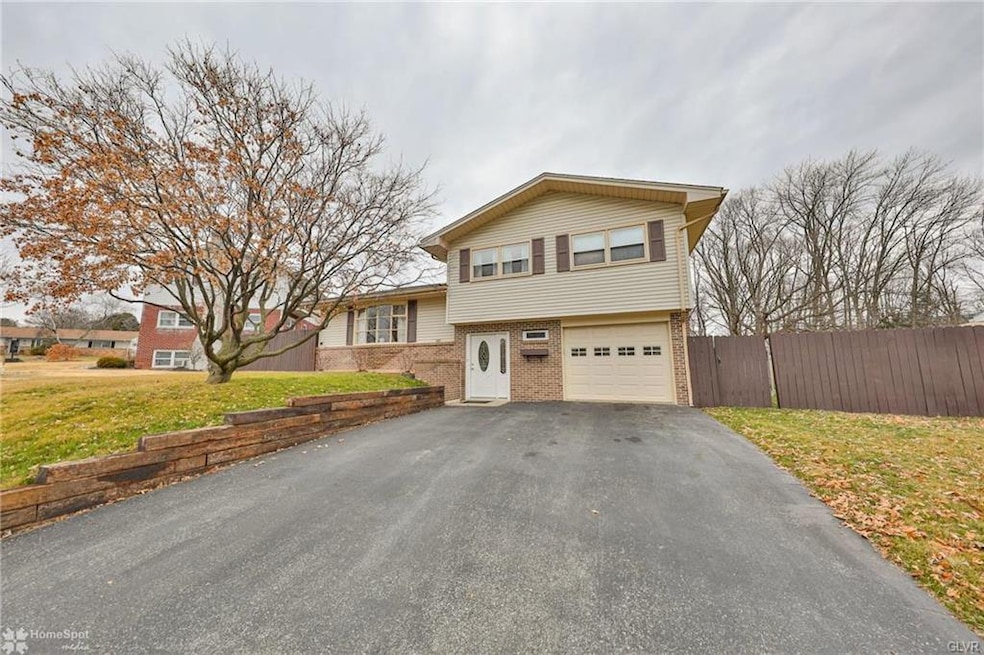 1260 Oakhurst Dr, Slatington, PA 18080 - photo 1