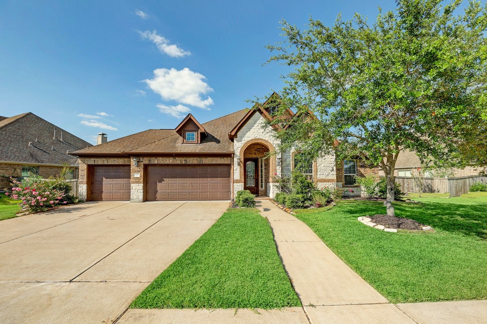 Welcome home to this Sedona Lakes gem!