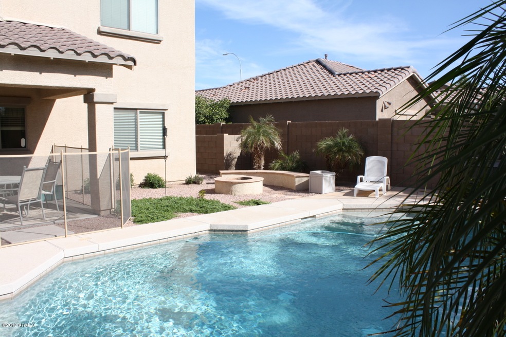 Great pool and Yard