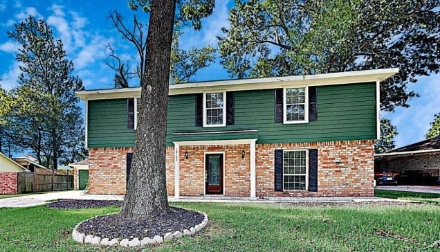 10122 Woodhollow Dr, Conroe, TX 77385 - photo 1