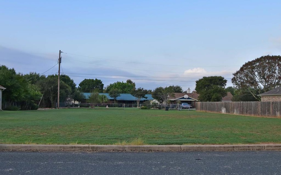 611 W Hackberry St unit 27, Fredericksburg, TX 78624 - photo 1