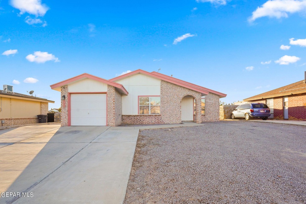 237 Tierra Linda Dr, Horizon City, TX 79928 - photo 1