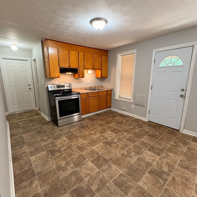 27 Summer St unit B, Bristol, CT 06010 - photo 1