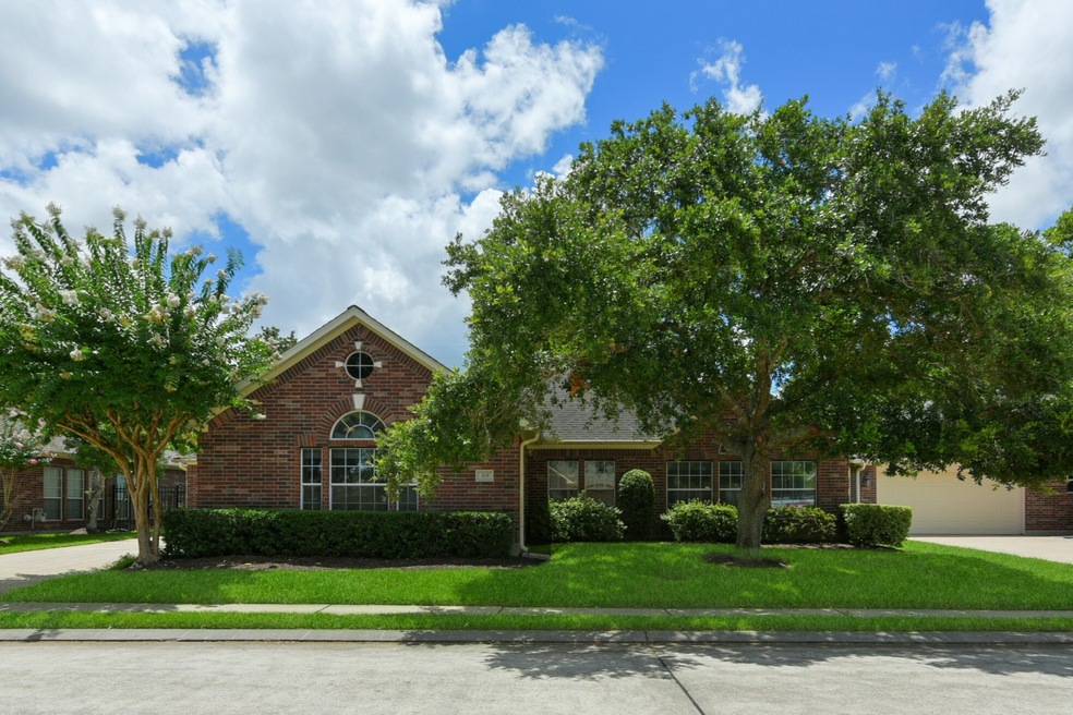 319 Parkwood Village Dr, Friendswood, TX 77546 - photo 1