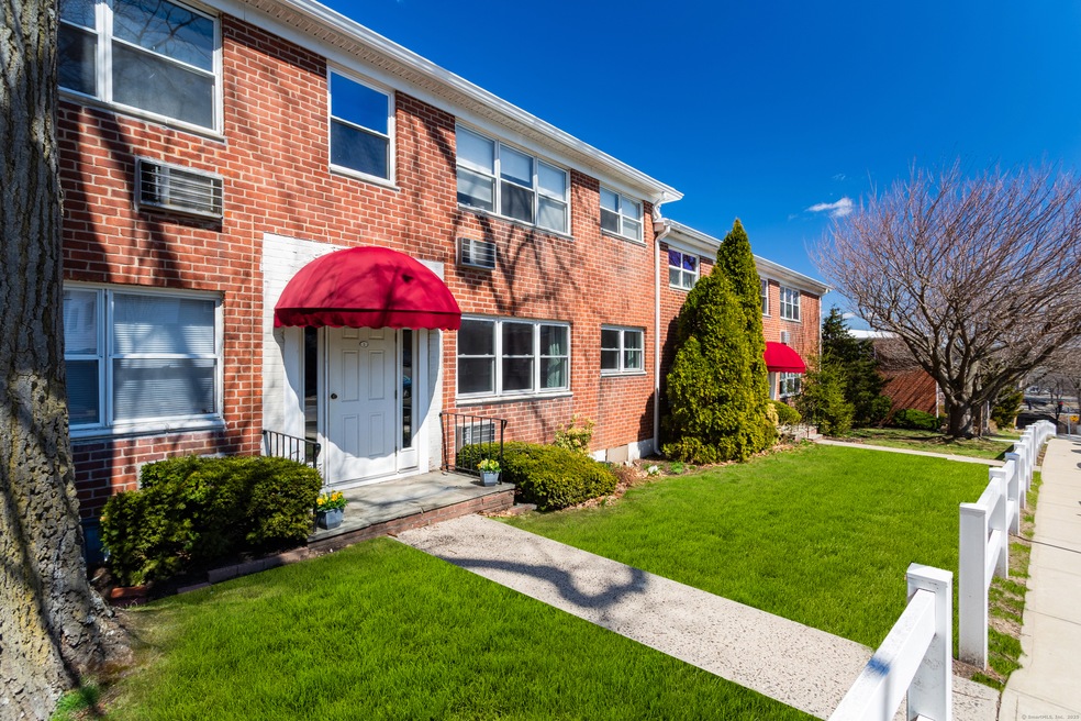 Welcome to Kingsley Court. This beautiful 1 Bedroo