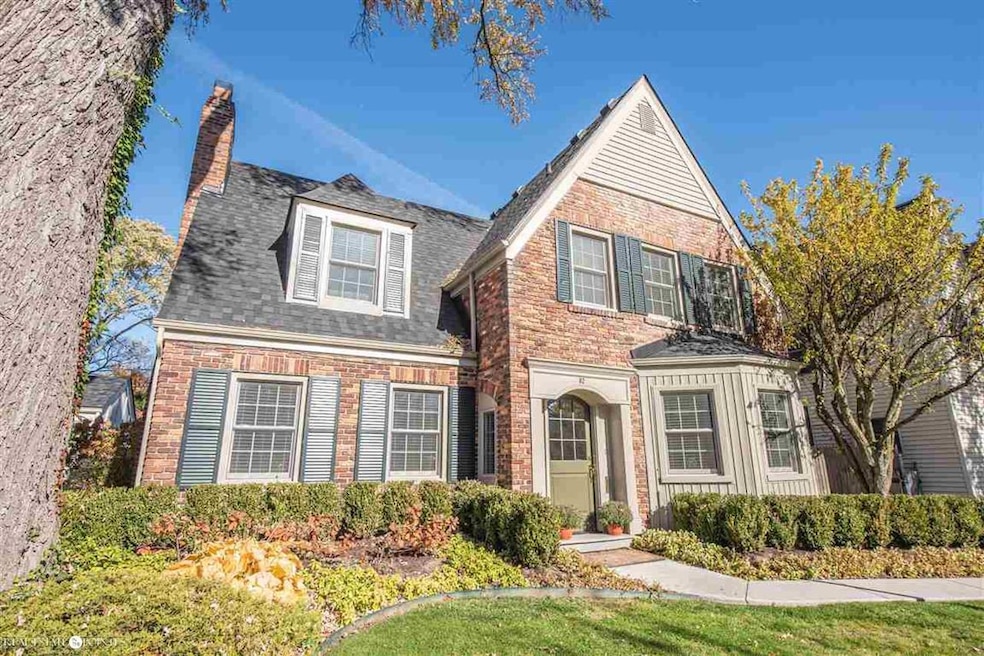 62 Meadow Ln, Grosse Pointe Farms, MI 48236 - photo 1