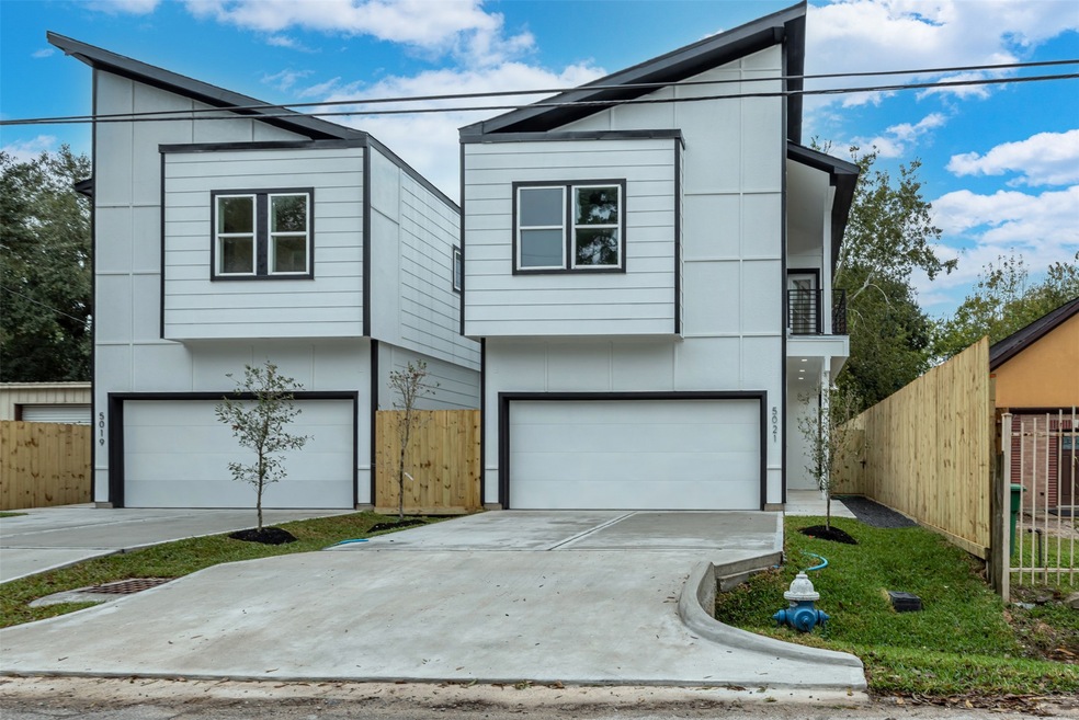 5021 Creekmont Dr, Houston, TX 77091 - photo 1