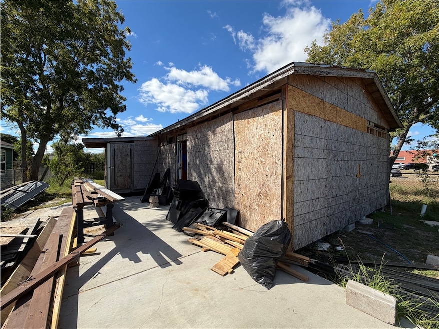 2821 Nogales St, Corpus Christi, TX 78405 - photo 1