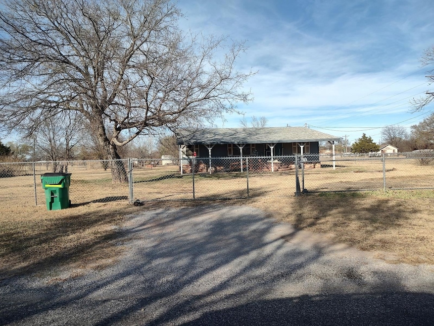 401 Virginia Ave, Walters, OK 73572 - photo 1