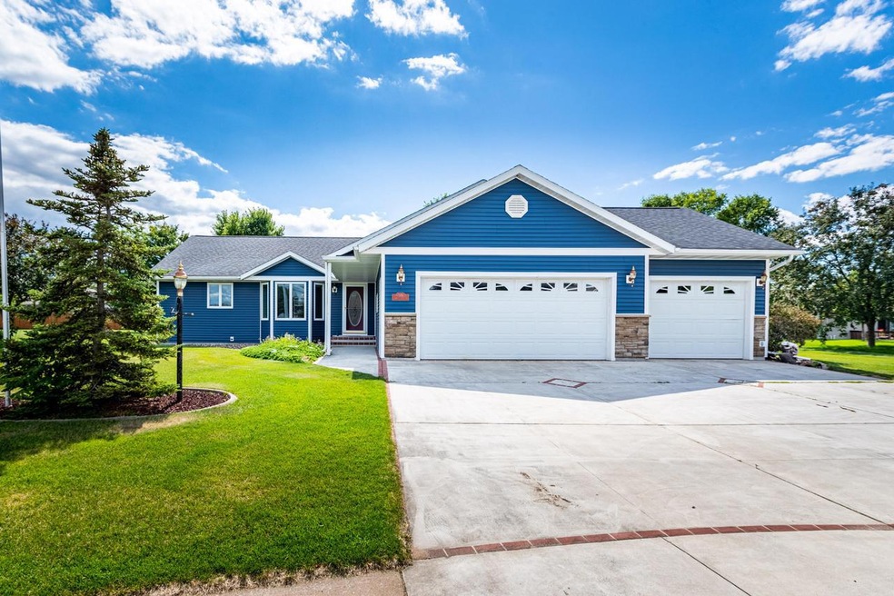 319 Cypress Circle Ln, Holmen, WI 54636 - photo 1