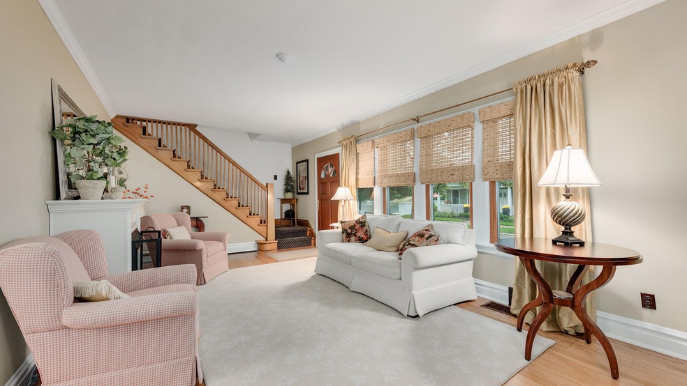 577 S Hawthorne Ave, Elmhurst, IL 60126 - photo 1