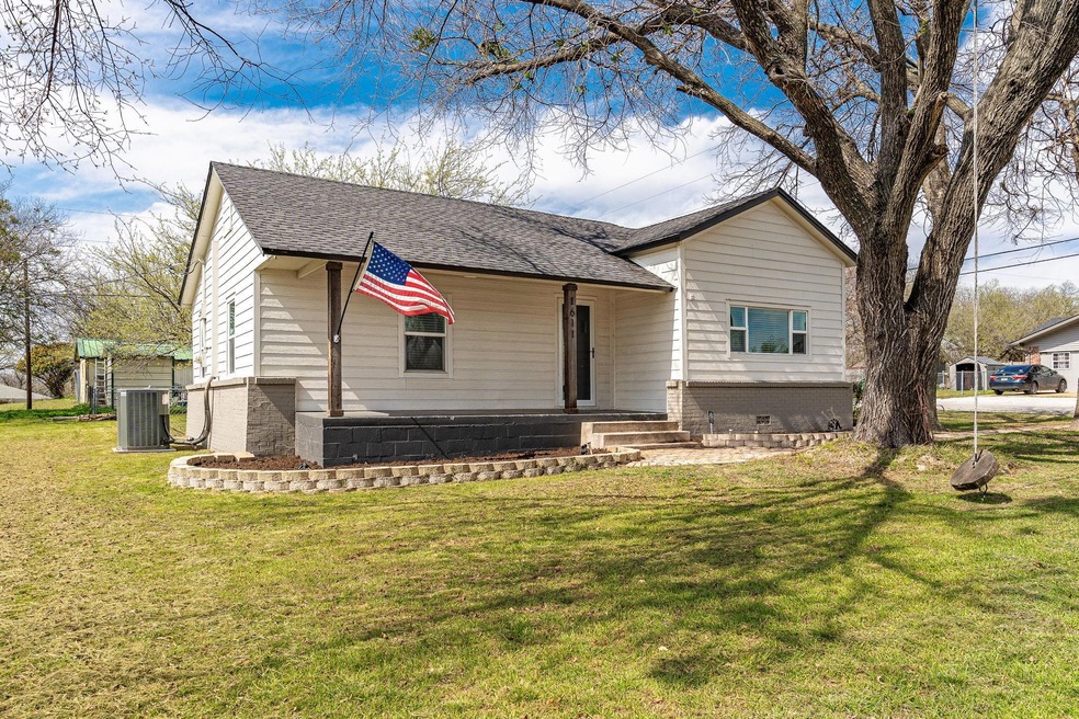 1611 N McDonald Ave, Decatur, TX 76234 - photo 1