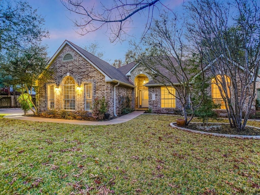 Ranch-style house with brick siding and a front l