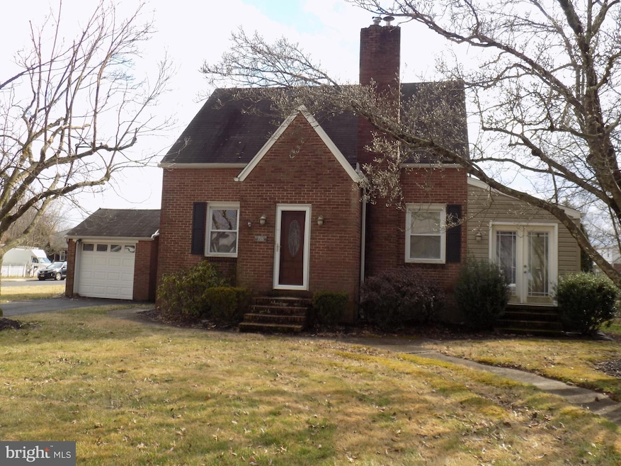 718 E Broad St, Quakertown, PA 18951 - photo 1