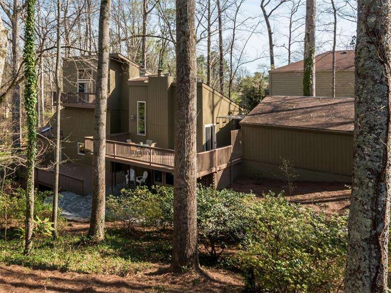 Private natural setting at the top of a culdesac