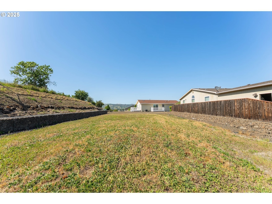 633 Highland Vista Ln, Roseburg, OR 97471 - photo 1