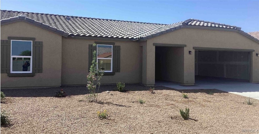View of front of house with a garage, driveway, a