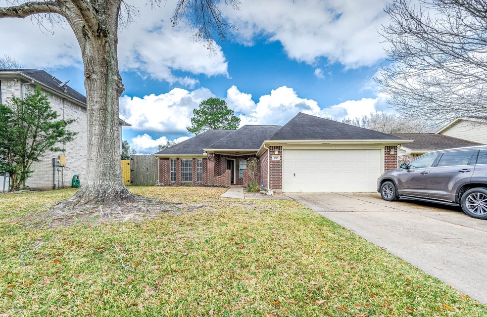 1045 Westglen Dr, Alvin, TX 77511 - photo 1