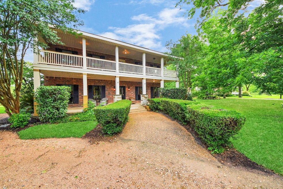 This timeless two-story makes a memorable first im