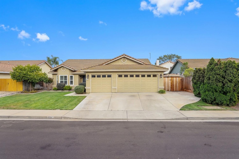 231 Grapewood Ct, Oakdale, CA 95361 - photo 1