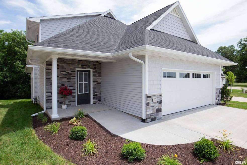 7 Welcome Center Ct, Le Claire, IA 52753 - photo 1