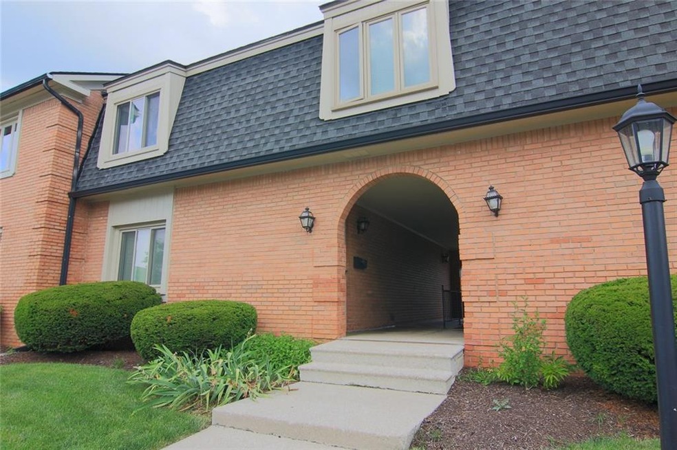 8515 Canterbury Square W, Indianapolis, IN 46260 - photo 1