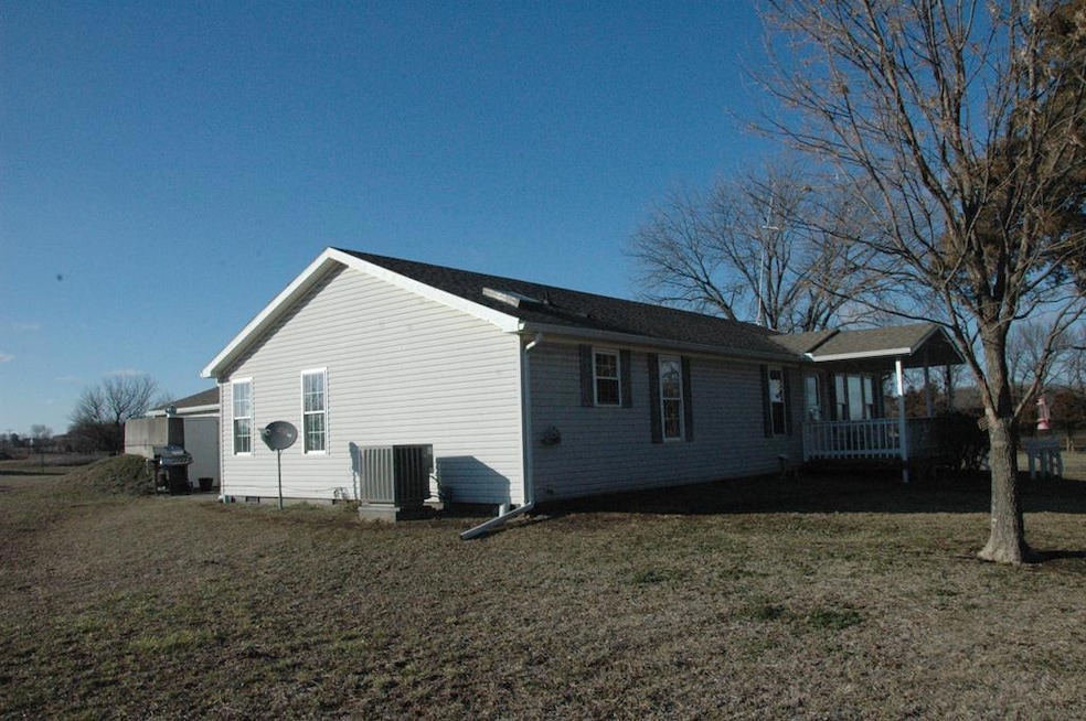 22102 Meade Rd, Parsons, KS 67357 - photo 1