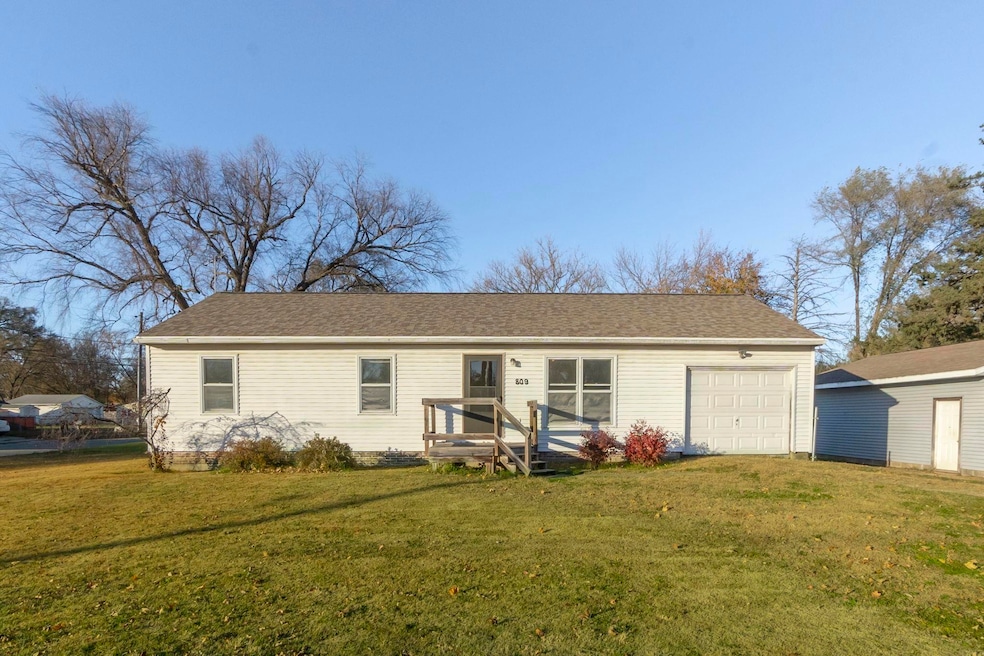 809 Central Ave, Evansdale, IA 50707 - photo 1
