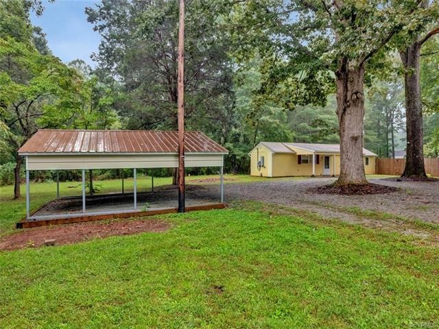 Over 1 acre in Powhatan! Adorable home with detach