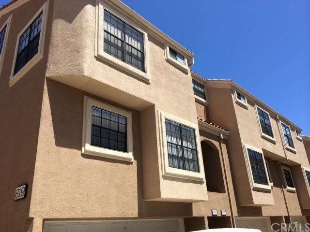 Corner unit with lots of windows for great lightin