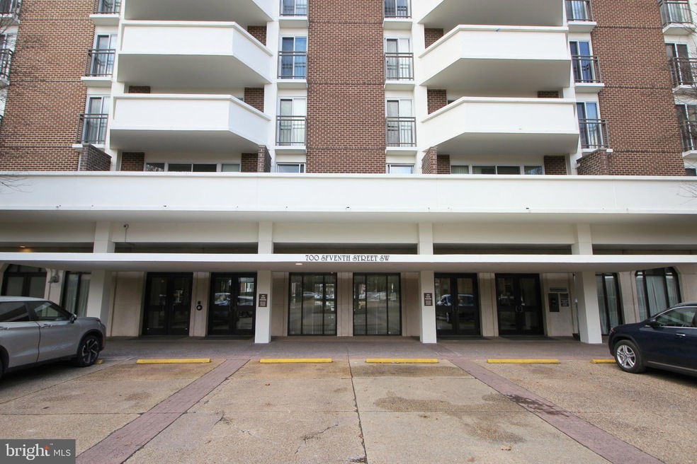 Town Square Towers unit 312, Washington, DC 20024 - photo 1