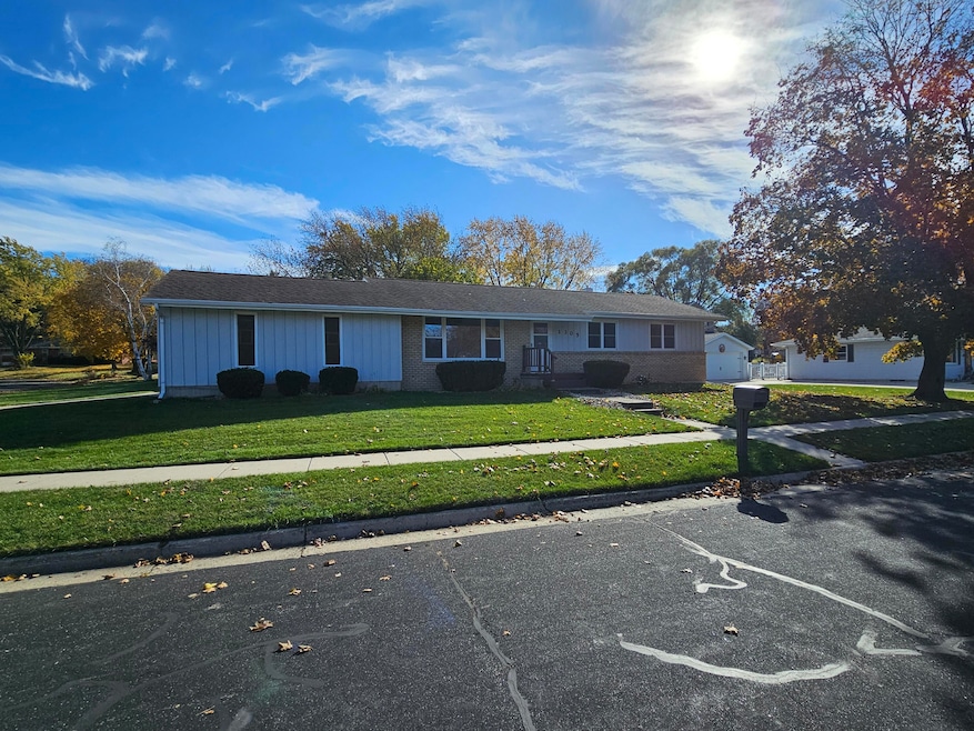 1305 Endl Blvd, Fort Atkinson, WI 53538 - photo 1