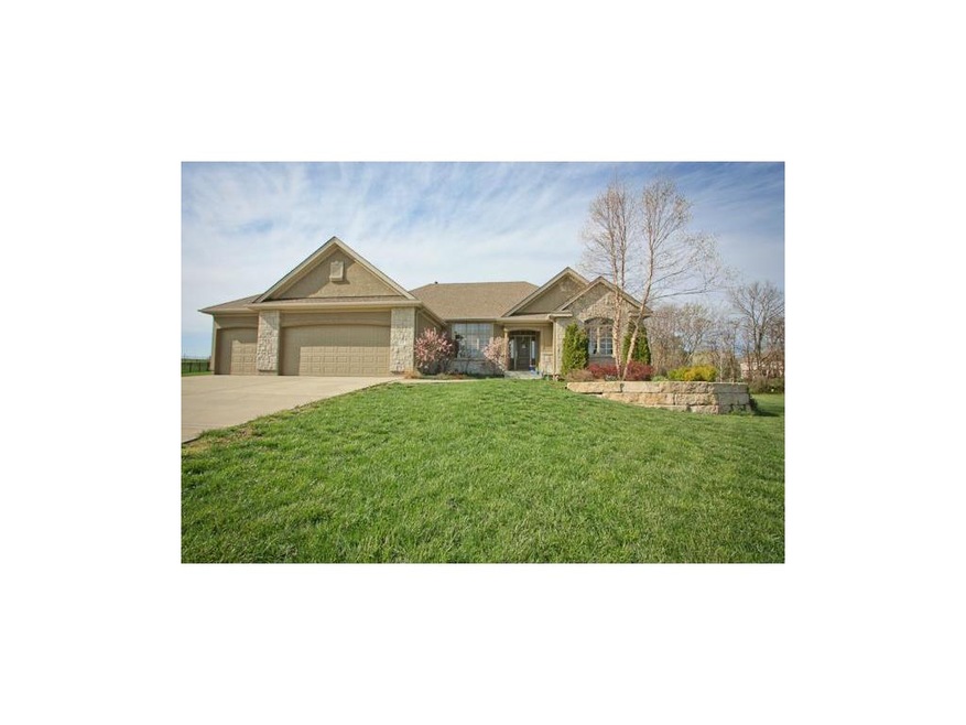 STONE AND STUCCOO, 8' GAR DOORS, CULDESAC LOT