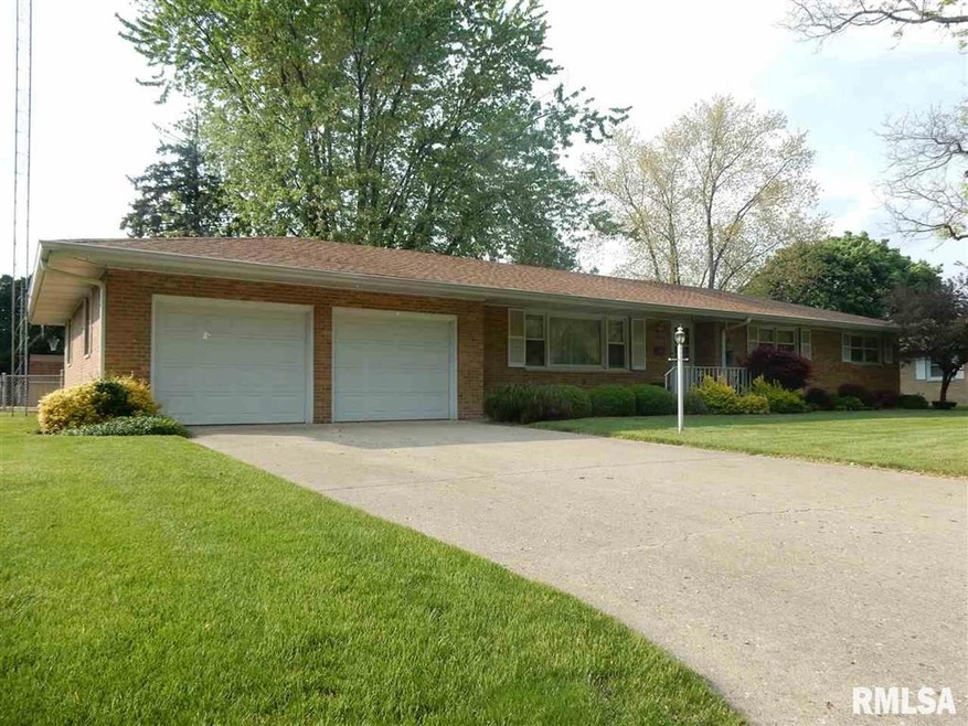 220 Regent St, Lincoln, IL 62656 - photo 1