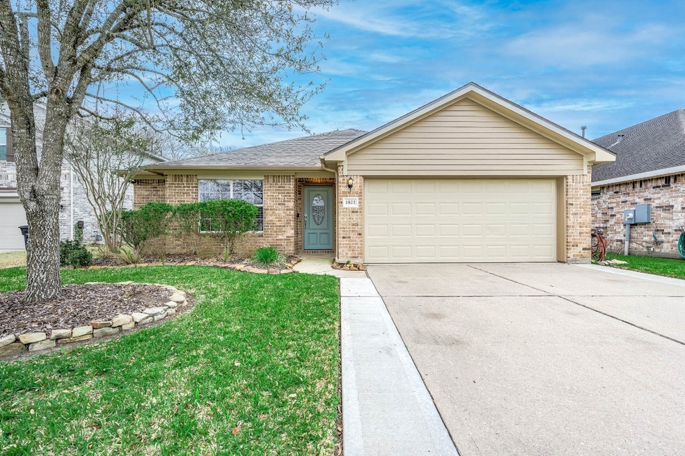 1822 Winding Trail Ln, Alvin, TX 77511 - photo 1