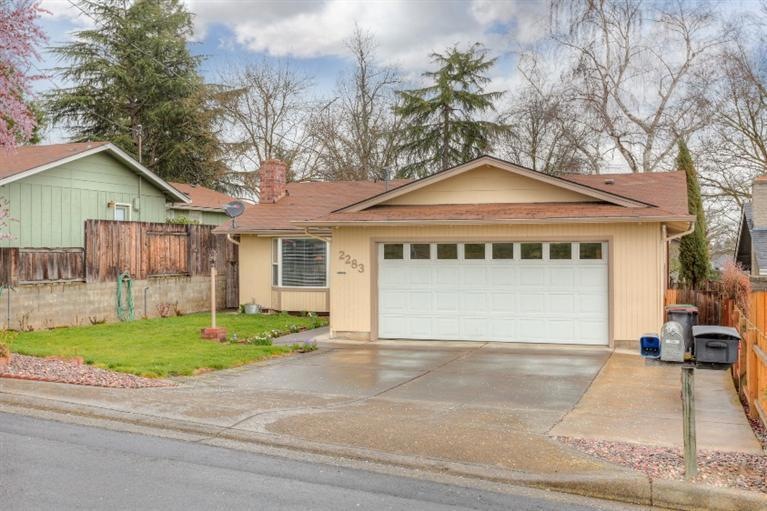 2283 College Way, Medford, OR 97504 - photo 1