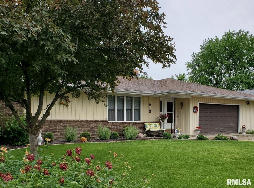 210 Crestwood Dr, Lincoln, IL 62656 - photo 1