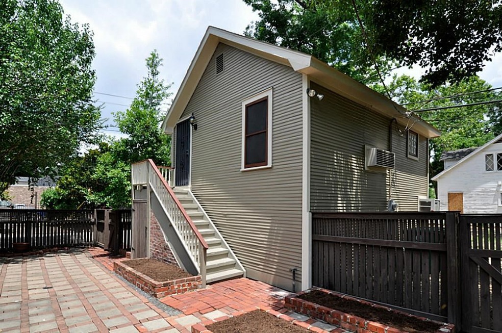 401 1 2 Aurora St, Houston, TX 77008 - photo 1