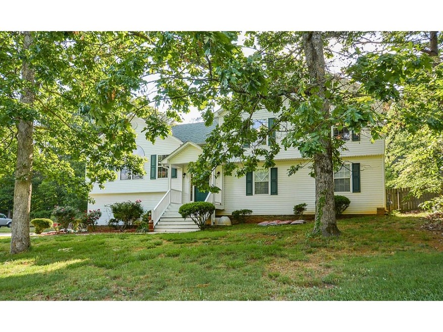 Tons of space in 3 bedroom, 3 bath in Ivy Ridge