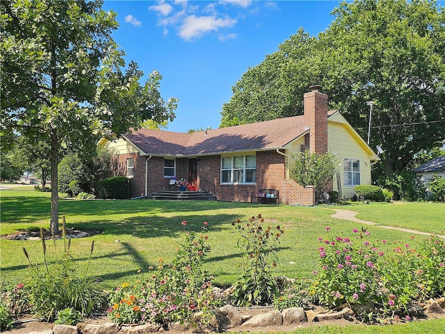 641 W 1st Ave, Garnett, KS 66032 - photo 1